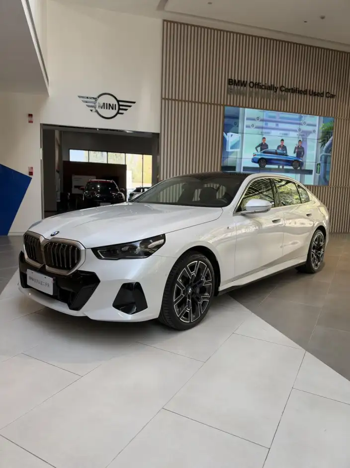 BMW 5 Series 2025 Model 530Li Exclusive Model M Sports Set – фото 1