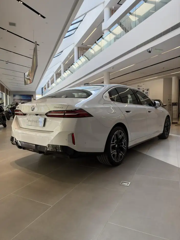BMW 5 Series 2025 Model 530Li Exclusive Model M Sports Set – фото 5