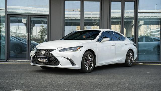 Lexus ES 2022 300h Excellence – фото 1