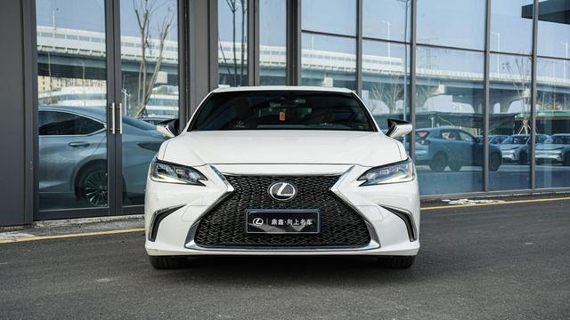 Lexus ES 2022 300h Excellence – фото 2