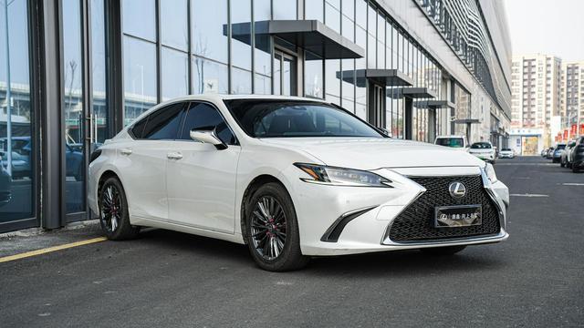 Lexus ES 2022 300h Excellence – фото 3