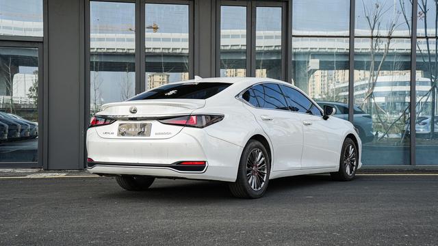 Lexus ES 2022 300h Excellence – фото 4
