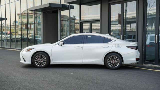 Lexus ES 2022 300h Excellence – фото 7