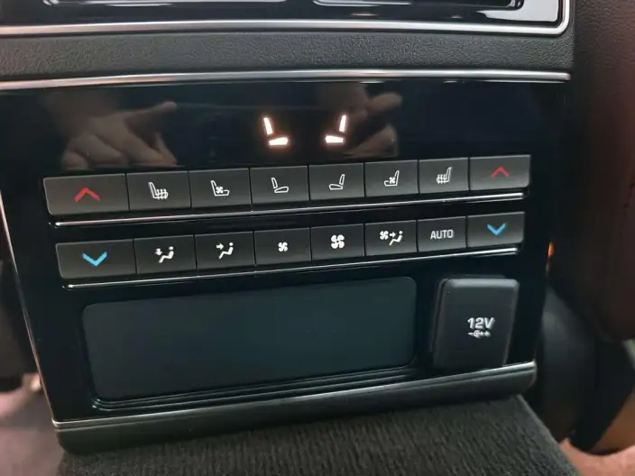 Jaguar XFL 2020 Model 2.0T P250 4WD Exclusive Edition – фото 7