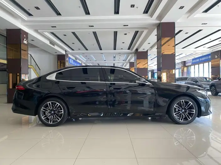BMW 5 Series 2026 Model 530Li Leading Model M Sports Set – фото 7