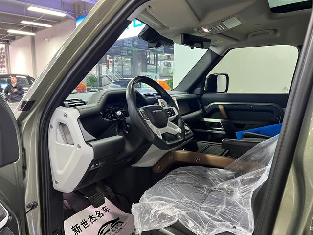 Land Rover De f ender 2023 110 3.0T P400 Dark Special Edition – фото 4