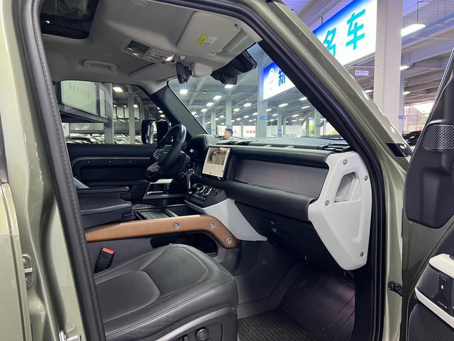 Land Rover De f ender 2023 110 3.0T P400 Dark Special Edition – фото 10