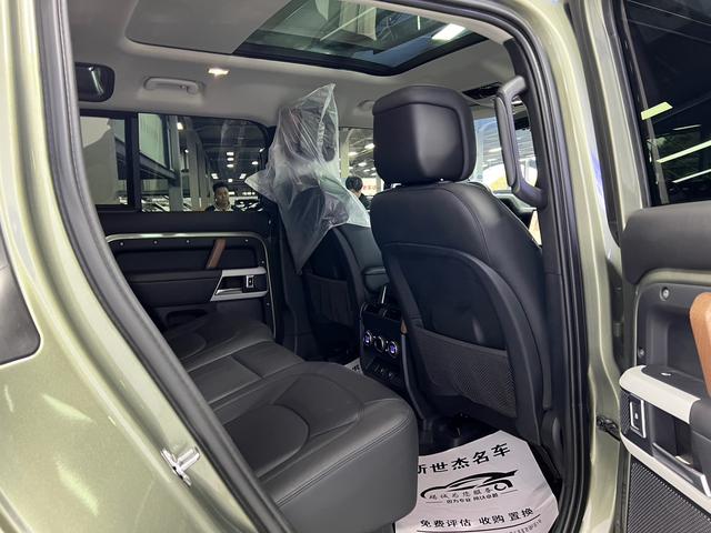 Land Rover De f ender 2023 110 3.0T P400 Dark Special Edition – фото 11