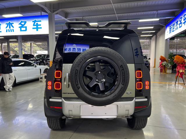 Land Rover De f ender 2023 110 3.0T P400 Dark Special Edition – фото 13