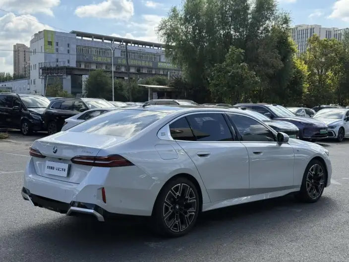 BMW 5 Series 2025 Model 530Li Exclusive Model M Sports Set – фото 6