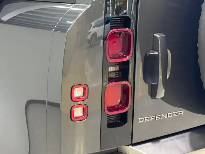 Land Rover Defender 2025 Model 110 3.0T P400 HSE X-Dynamic – фото 10