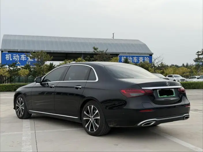 Mercedes-Benz E-Class PHEV 2022 Model E 350 e L sedan – фото 4