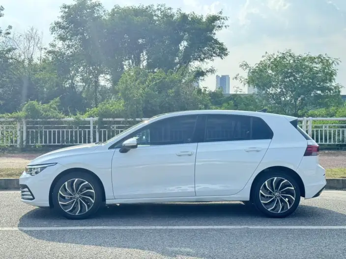 Volkswagen Golf 2023 Model 280TSI DSG Pro – фото 4