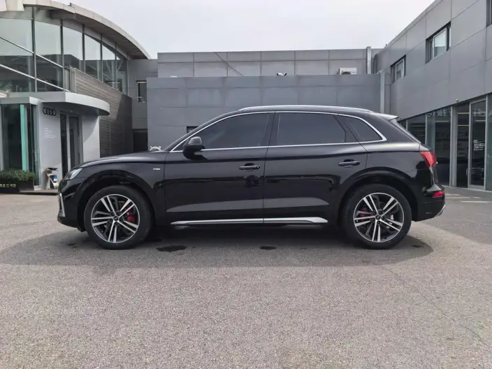 Audi Q5L 2022 Model 40T Luxury Dynamic Model – фото 4