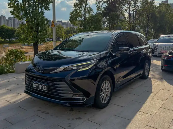 Toyota Sienna 2021 Model 2.5L Hybrid Deluxe Edition – фото 1