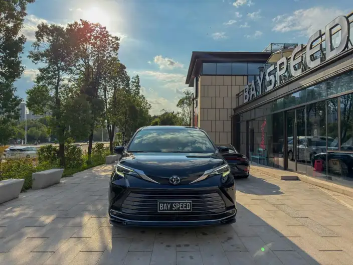 Toyota Sienna 2021 Model 2.5L Hybrid Deluxe Edition – фото 2