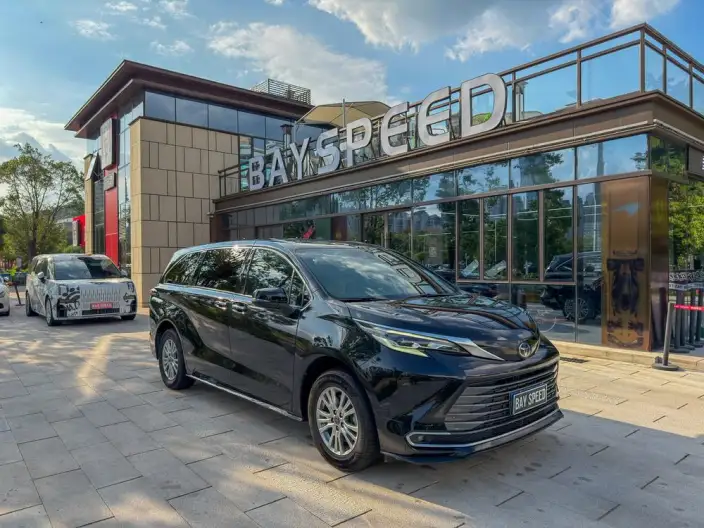 Toyota Sienna 2021 Model 2.5L Hybrid Deluxe Edition – фото 3