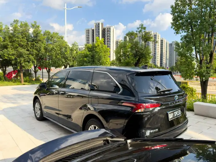 Toyota Sienna 2021 Model 2.5L Hybrid Deluxe Edition – фото 4