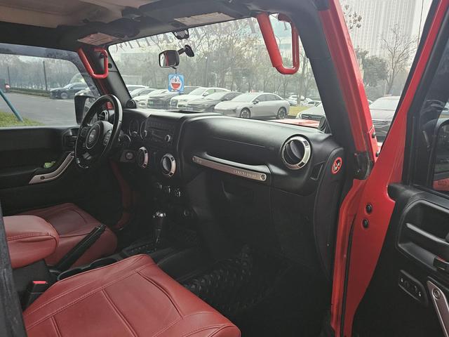 Jeep Wrangler 2011 модификация 3.8L Rubicon лян door Edition – фото 15