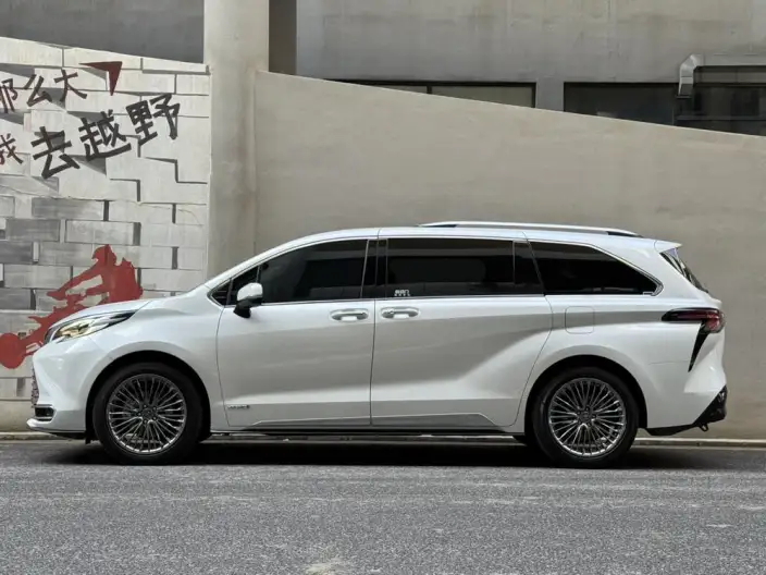 Toyota Sienna 2023 Model Hybrid 2.5L Platinum edition – фото 4