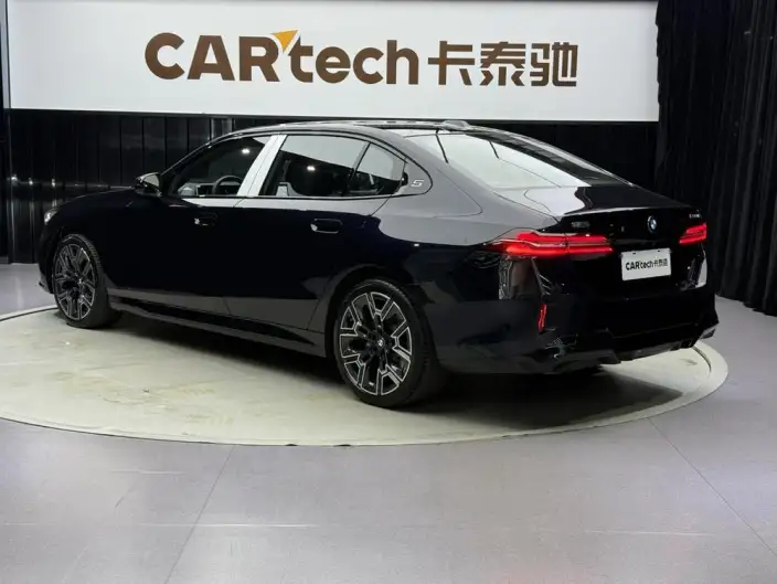 BMW 5 Series 2026 Model 530Li Exclusive Model M Sports Set – фото 5