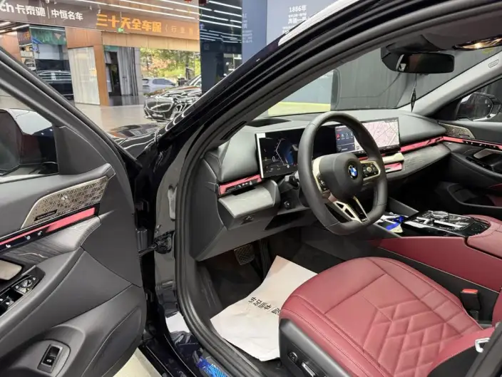 BMW 5 Series 2026 Model 530Li Exclusive Model M Sports Set – фото 7