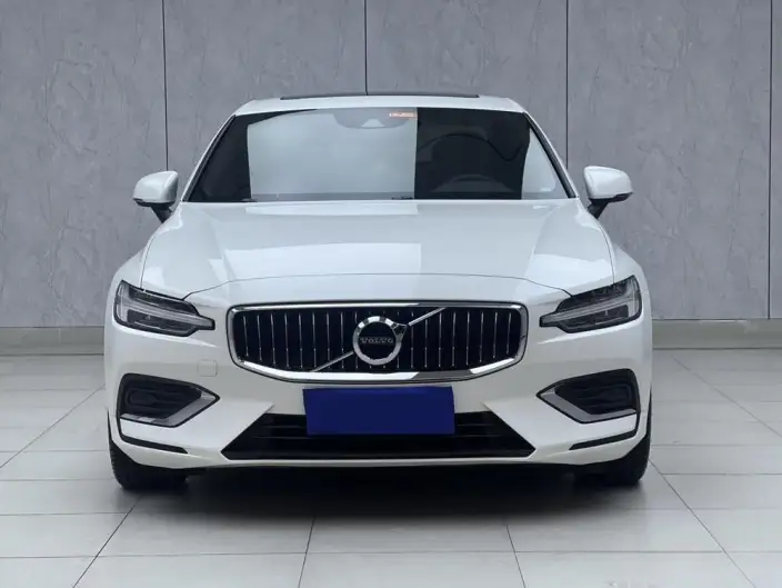 Volvo S60 2022 Model B4 Smart Range Deluxe Edition