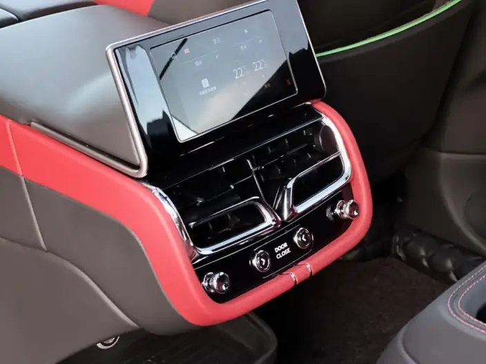 Bentayga 2023 Model 4.0T V8 Long wheelbase Yadu Edition – фото 8