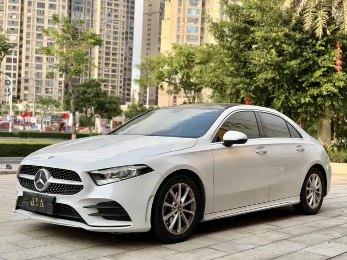 Mercedes-Benz A-class 2020 Model Facelift A 180 L Sports sedan – фото 1