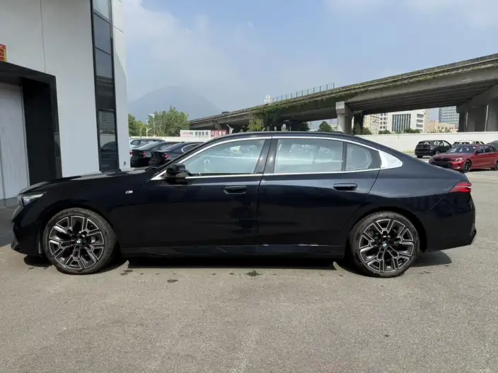 BMW 5 Series 2025 Model Facelift 530Li Exclusive Model M Sports Set – фото 4