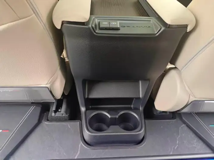 Granvia 2023 Model Intelligent Hybrid 2.5L Noble PLUS – фото 9