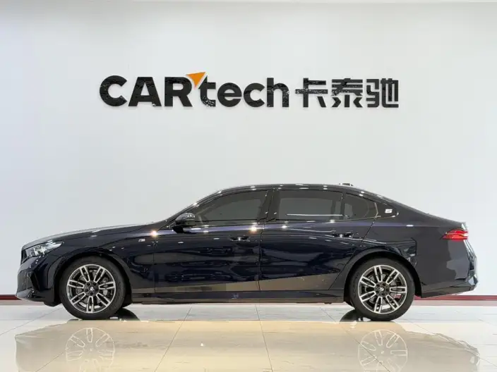 BMW 5 Series 2025 Model 530Li Leading Model M Sports Set – фото 4