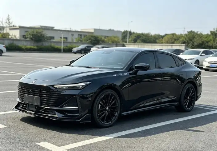 Changan UNI-V 2023 Model 1.5T Exclusive Model – фото 1