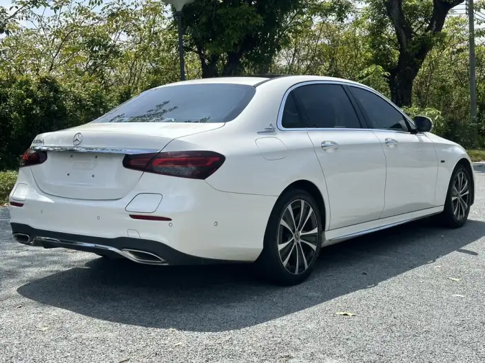 Mercedes-Benz E-Class PHEV 2021 Model E 350 e L Sports sedan – фото 6