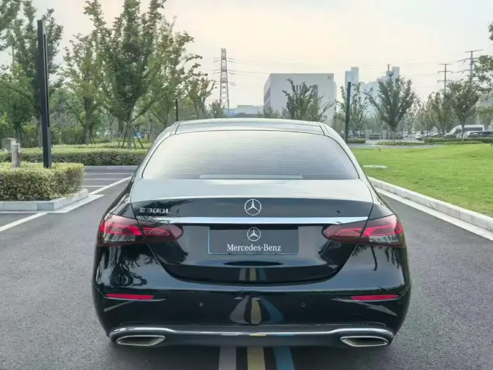 Mercedes-Benz E-Class 2023 Model E 300 L Luxury Model sedan – фото 4