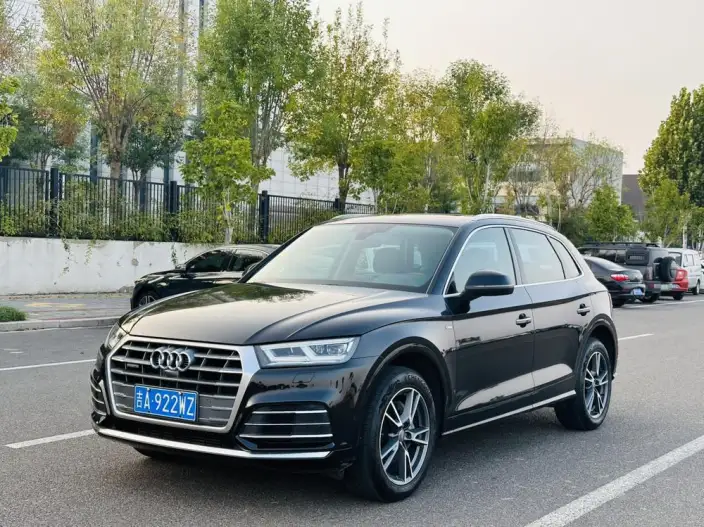 Audi Q5L 2020 Model 45 TFSI Exclusive Fashion Model – фото 1