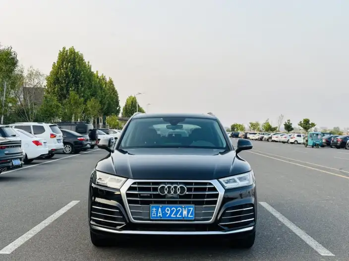 Audi Q5L 2020 Model 45 TFSI Exclusive Fashion Model – фото 2