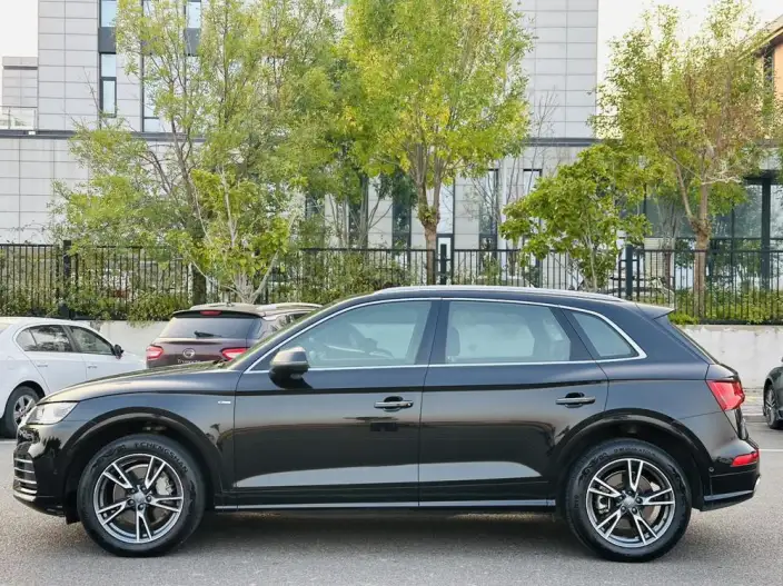 Audi Q5L 2020 Model 45 TFSI Exclusive Fashion Model – фото 3