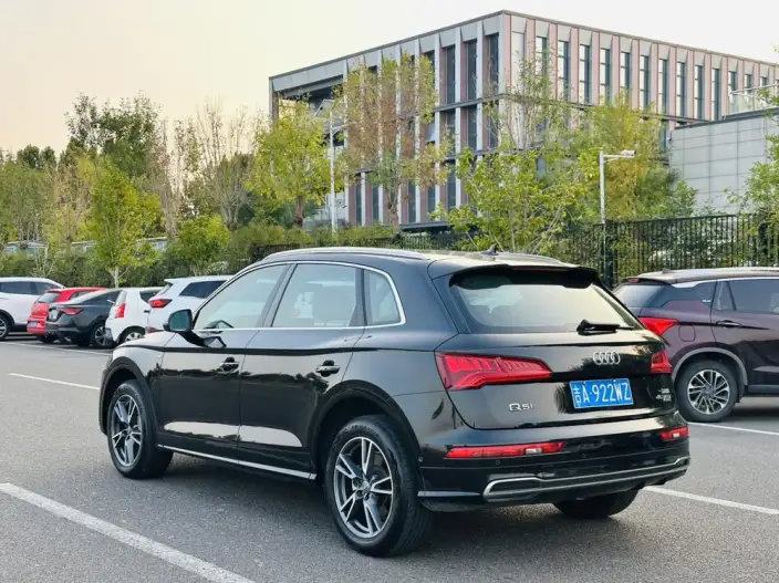 Audi Q5L 2020 Model 45 TFSI Exclusive Fashion Model – фото 4