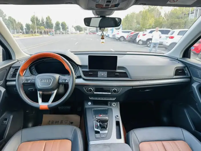 Audi Q5L 2020 Model 45 TFSI Exclusive Fashion Model – фото 6