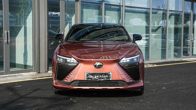 Lexus RZ 2023 450e DIRECT4 Premium – фото 2