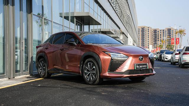 Lexus RZ 2023 450e DIRECT4 Premium – фото 3