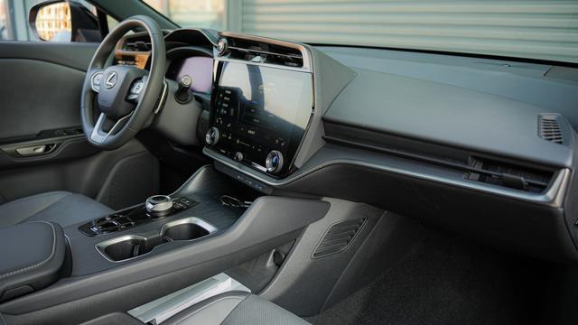Lexus RZ 2023 450e DIRECT4 Premium – фото 10