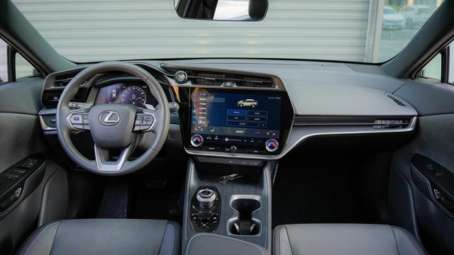 Lexus RZ 2023 450e DIRECT4 Premium – фото 16