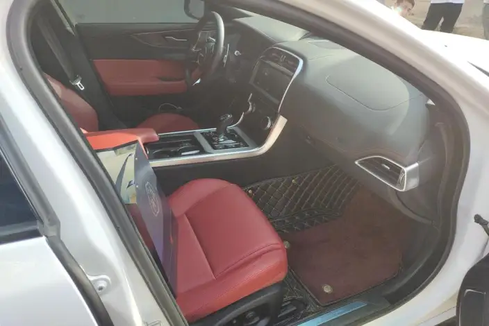 Jaguar XE L 2025 Model 2.0T 250PS R-DYNAMIC 90th Anniversary Collector Edition Edition – фото 10