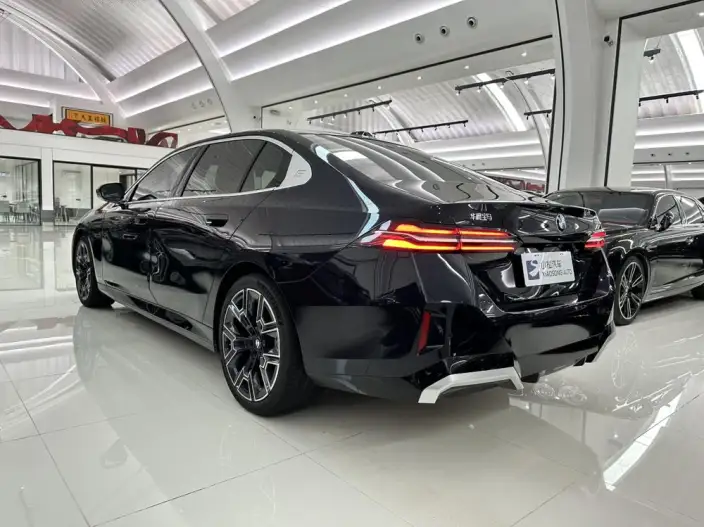 BMW 5 Series 2025 Model 530Li Exclusive Model M Sports Set – фото 3