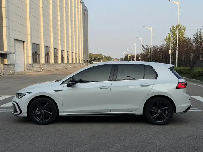 Volkswagen Golf 2023 Model 280TSI DSG R-Line 20th Anniversary Memorial – фото 3