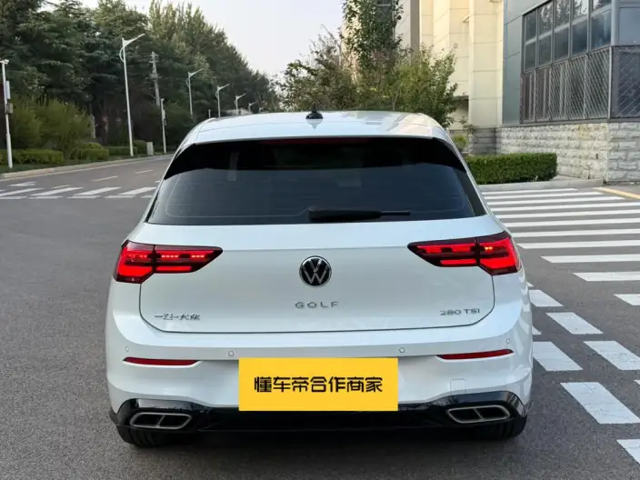 Volkswagen Golf 2023 Model 280TSI DSG R-Line 20th Anniversary Memorial – фото 5
