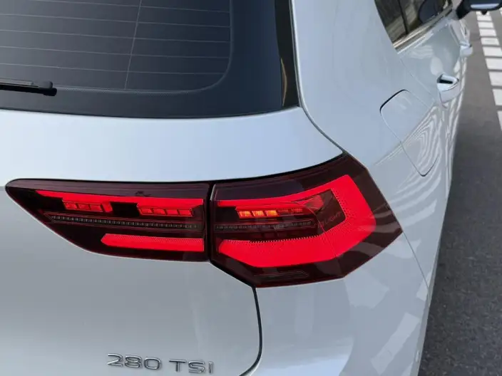 Volkswagen Golf 2023 Model 280TSI DSG R-Line 20th Anniversary Memorial – фото 8