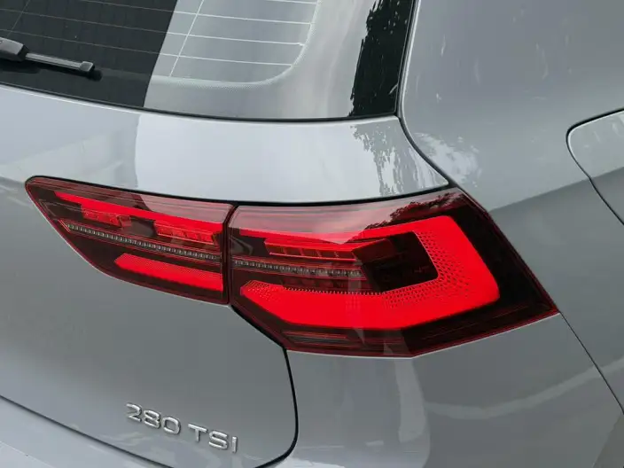 Volkswagen Golf 2023 Model 280TSI DSG R-Line 20th Anniversary Memorial – фото 10